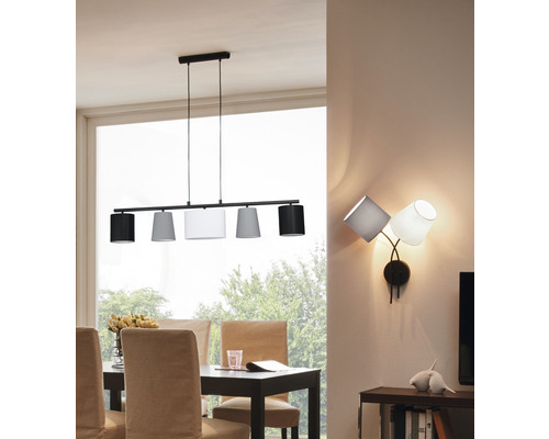 Salle à manger avec table, chaises, suspension à cinq abat-jour et applique murale à trois abat-jour