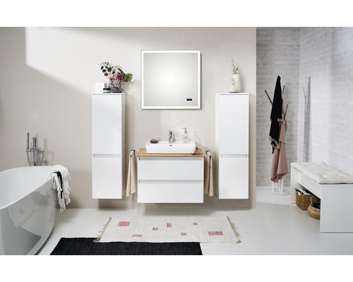 Salle de bains avec lavabo, miroir, armoires hautes, baignoire et banc