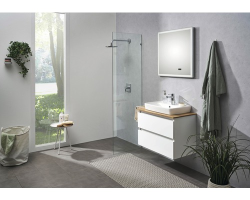 Modernes Badezimmer mit Waschtisch, Spiegel, Dusche und Dekorationen.