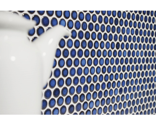 Detailaufnahme von blauen Mosaikfliesen