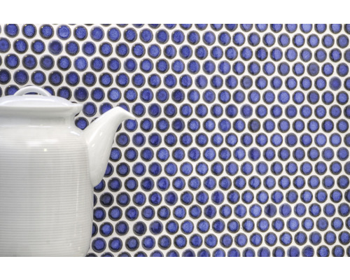 Mosaikfliesen mit Punktmuster und einer Teekanne