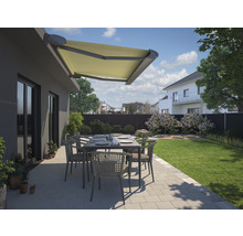 Terrasse mit Markise, Gartentisch und Stühlen