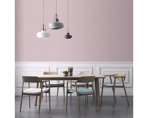 Esszimmer mit Holztisch, Stühlen und Hängelampen