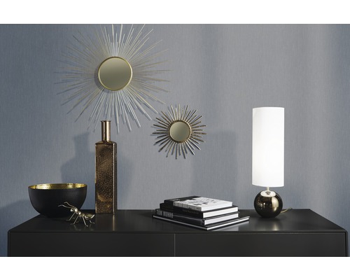 Dekoratives Interieur mit Spiegeln, Lampe, Schale und Dekoration auf einem Schrank