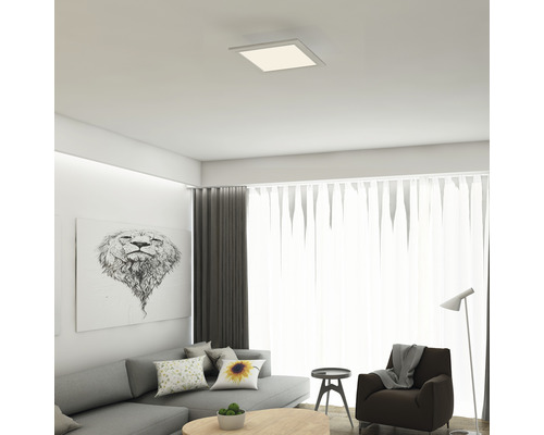 Salon avec plafonnier carré et mobilier moderne.