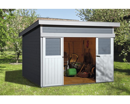 Abri de jardin peint en gris avec portes coulissantes et outils de jardin