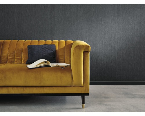 Wohnzimmer mit gemusterter Tapete und gelbem Sofa