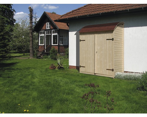 Gartenszene mit einem Holzschrank zur Aufbewahrung von Gartengeräten neben einem Haus.