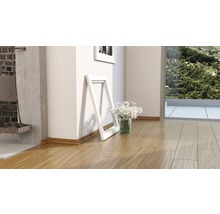 Plancher en bois avec cadre photo blanc et fleurs dans une pièce lumineuse