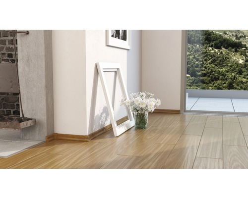 Plancher en bois avec cadre photo blanc et fleurs dans une pièce lumineuse