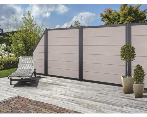 Scène de jardin avec écran d''intimité, chaise longue et plantes