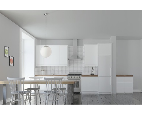 Cuisine claire avec table à manger, chaises et kitchenette.