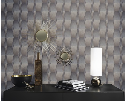 Salon avec papier peint géométrique, commode, miroirs et objets décoratifs