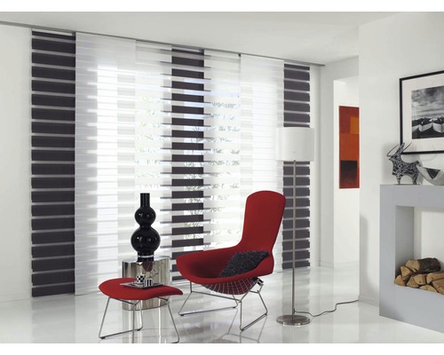 Salon avec rideaux coulissants et fauteuil rouge