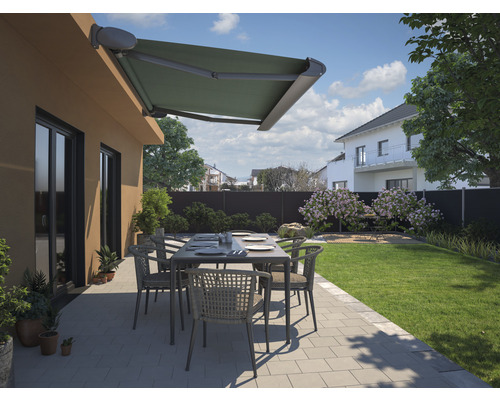 Terrasse avec store, table de jardin et chaises
