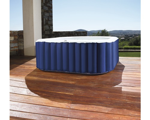 Jacuzzi gonflable rectangulaire sur une terrasse en bois
