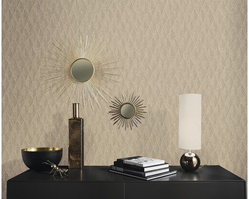 Einrichtungsbeispiel mit gemusterter Tapete, Spiegeln und dekorativen Elementen auf einem schwarzen Schrank.