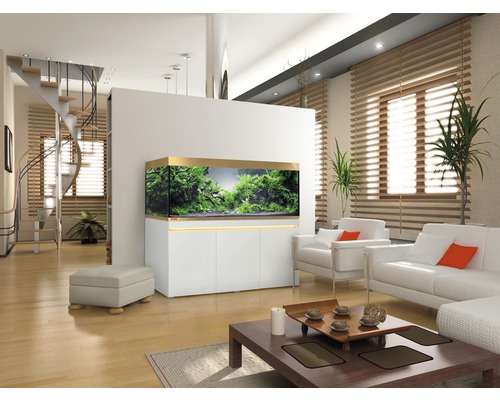 Wohnzimmer mit Aquarium auf Unterschrank, Sofas und Treppe