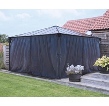 Pavillon mit Vorhängen auf einer Rasenfläche