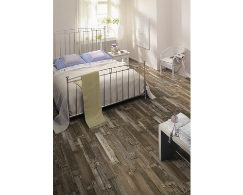 Chambre à coucher avec lit, table de chevet et revêtement de sol aspect bois