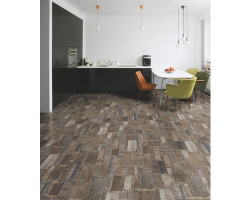 Cuisine claire avec des armoires foncées, une table à manger et un revêtement de sol imitation bois