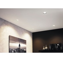Wohnraum mit Deckeneinbaustrahlern und Wandbild