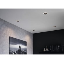 Deckeneinbaustrahler in einem modern gestalteten Raum.