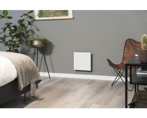 Modernes Schlafzimmer mit Wandheizung, Bett, Pflanze und Sessel