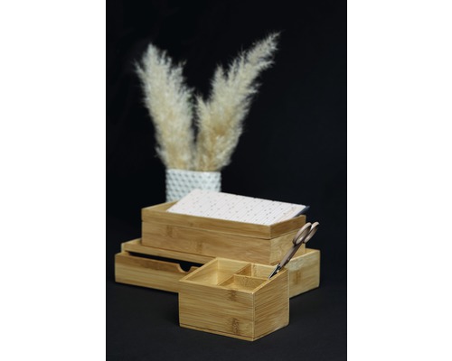 Organisateur de bureau en bambou avec ciseaux et éléments décoratifs