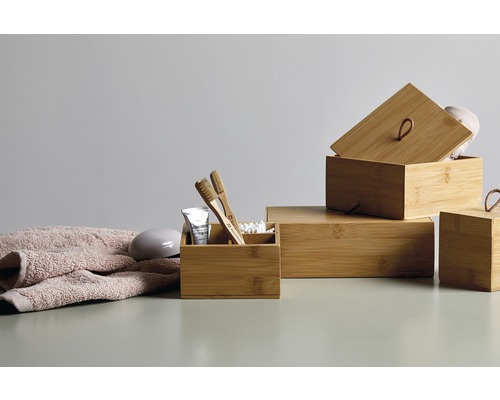 Scène de salle de bains avec boîtes de rangement et accessoires en bambou