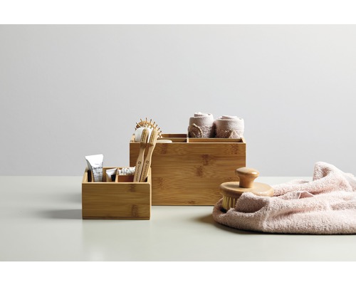 Scène de salle de bain avec boîtes de rangement en bambou, brosse et serviettes