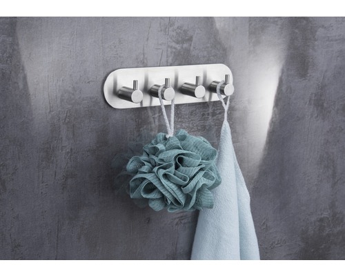 Wandgarderobe mit vier Haken aus Edelstahl mit Badeschwamm und Handtuch