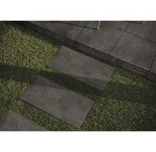 Dalles de pavage posées sur une pelouse, formant un sentier de jardin.