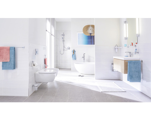 Helles Badezimmer mit Toilette, Bidet, Badewanne und Waschtisch