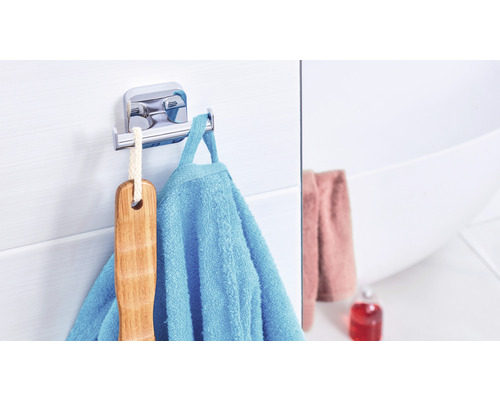 Badezimmer Szene mit Handtuchhalter, Bürste und Handtuch