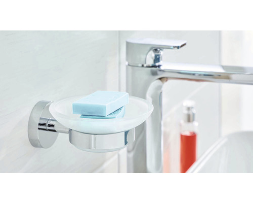 Savonnière avec savon et robinet dans la salle de bain