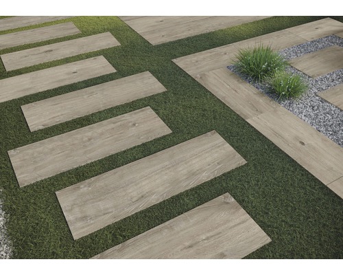 Chemin de jardin en carrelage aspect bois sur gazon