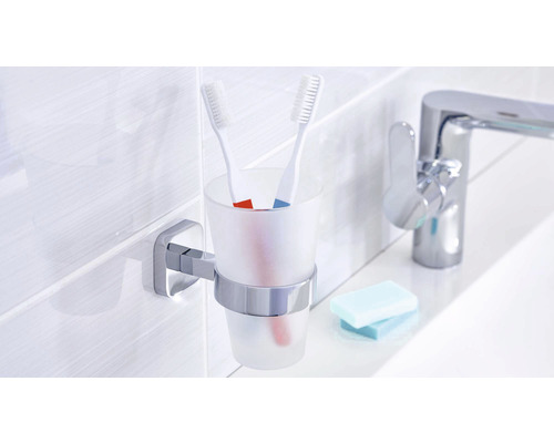 Wandmontierter Zahnputzbecherhalter mit zwei Zahnbürsten und Seife im Badezimmer