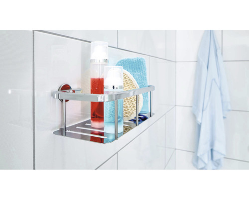 Eckregal aus Metall mit Badartikeln an einer gefliesten Wand