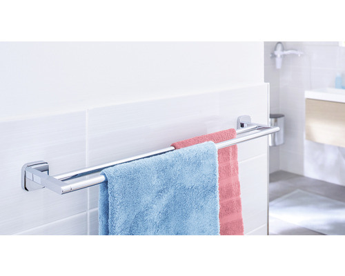 Doppelter Handtuchhalter mit Handtüchern im Badezimmer