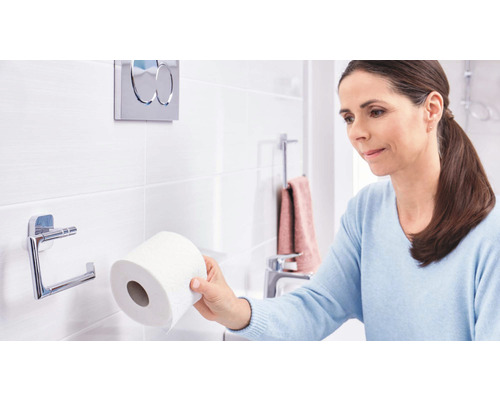 Femme dans la salle de bain avec du papier toilette et un porte-papier toilette