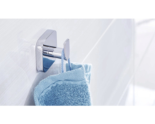 Crochet porte-serviettes en métal avec serviette sur mur de salle de bain
