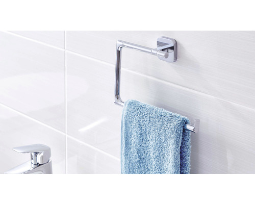 Handtuchhalter mit Handtuch an einer Wand