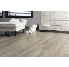 Heller Raum mit Holzboden, Kommode und Fenster