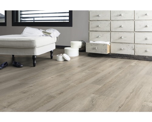 Heller Raum mit Holzboden, Kommode und Fenster