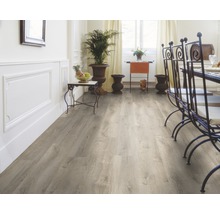 Esszimmer mit hellem Holzboden, Tisch und Stühlen.