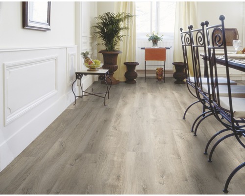 Esszimmer mit hellem Holzboden, Tisch und Stühlen.