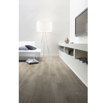 Heller Wohnraum mit Holzboden, Sofa, Stehlampe und Fernseher