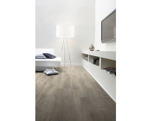 Heller Wohnraum mit Holzboden, Sofa, Stehlampe und Fernseher