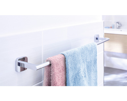 Porte-serviettes avec serviettes dans la salle de bain